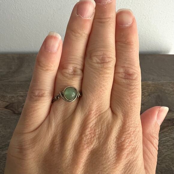 🍭6/$30 Handmaid silver coil ring with milky green gem - size 7.75 - Picture 3 of 6